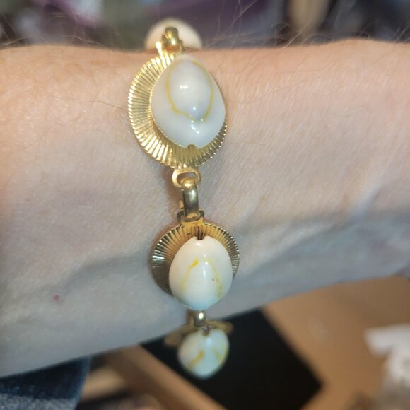 VINTAGE Chunky Gold Tone Link Bracelet | Statement Costume Jewelry - Picture 3 of 3